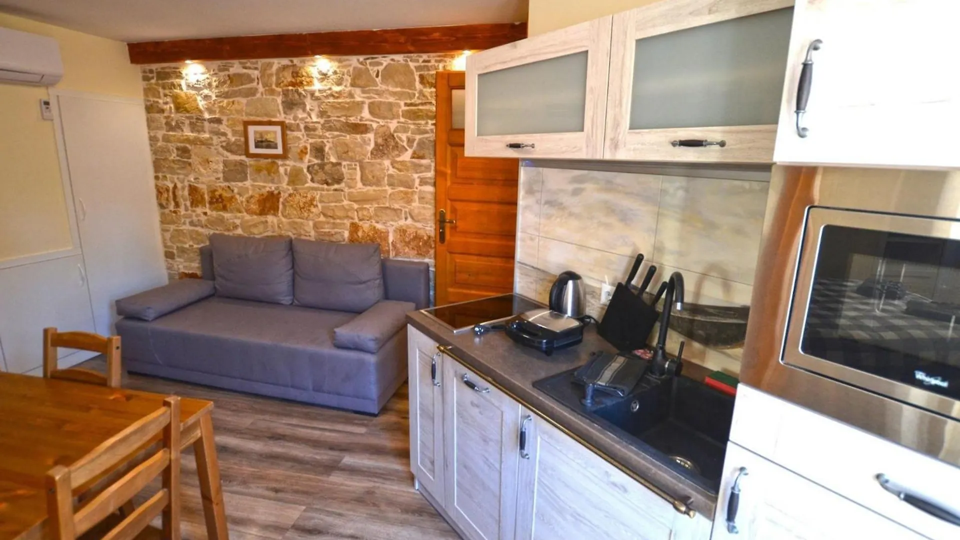 Urban And Upscale Homes Rovinj Old Town - Classic One Bedroom Apartment